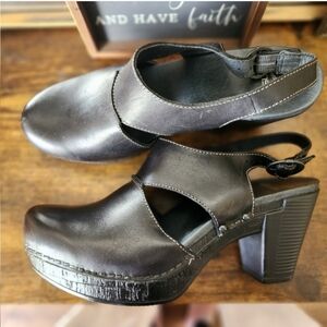 SOLD - Dansko Platform Clogs LIKE NEW! 39 / 8.5 Black Leather Platform